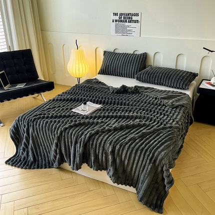 91家纺网 家纺一手货源 找家纺 航途席业 2025新款仿兔毛抽条毛毯牛奶绒毛毯午睡毯（可供跨境电商） 典雅黑