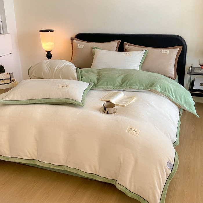 91家纺网 家纺一手货源 找家纺 澳梵家居 2024新款牛奶绒包边嵌绳款双拼四件套 奶白拼清新绿