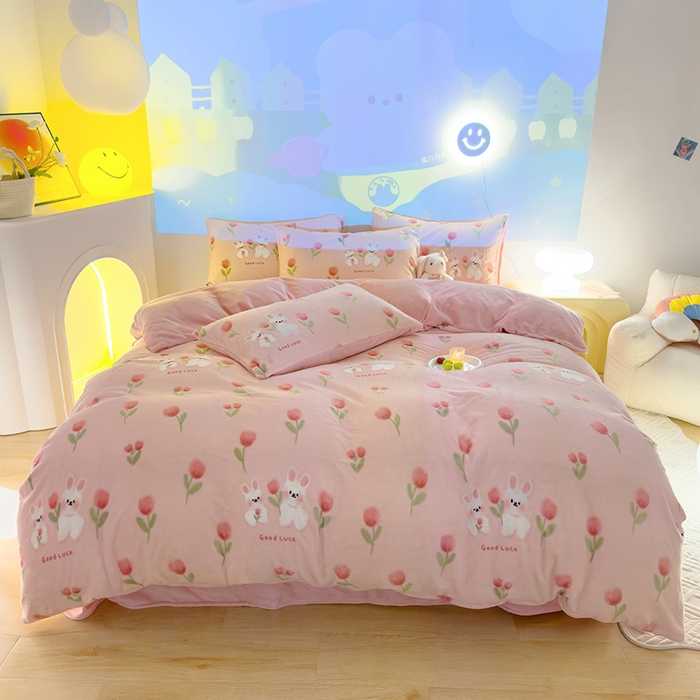 91家纺网 家纺一手货源 找家纺 2024新款抗静电加厚牛奶绒印花四件套 粉郁金香兔兔