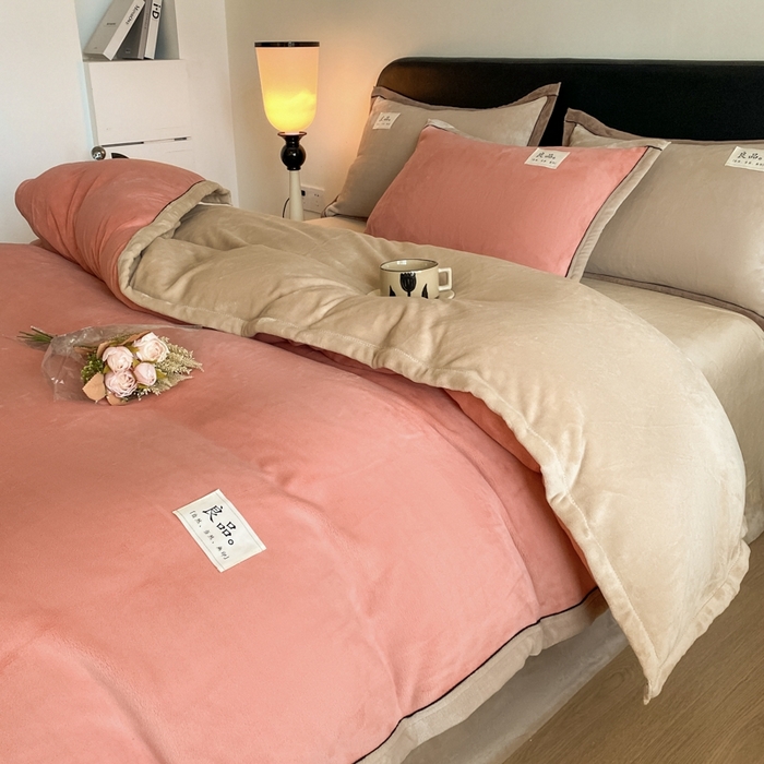 91家纺网 家纺一手货源 找家纺 澳梵家居 2024新款牛奶绒包边嵌绳款双拼四件套 橙色拼米咖