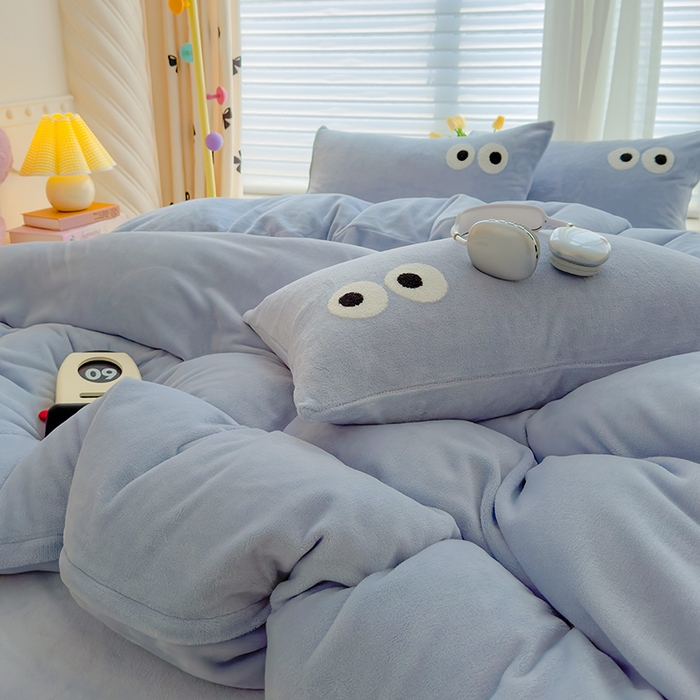91家纺网 家纺一手货源 找家纺 2024新款牛奶绒毛巾绣四件套-超大大眼睛系列 大眼睛雾蓝