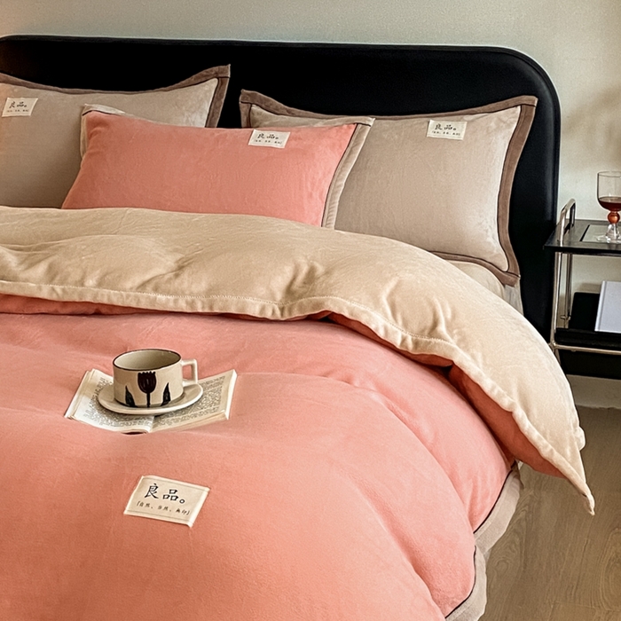 91家纺网 家纺一手货源 找家纺 澳梵家居 2024新款牛奶绒包边嵌绳款双拼四件套 橙色拼米咖