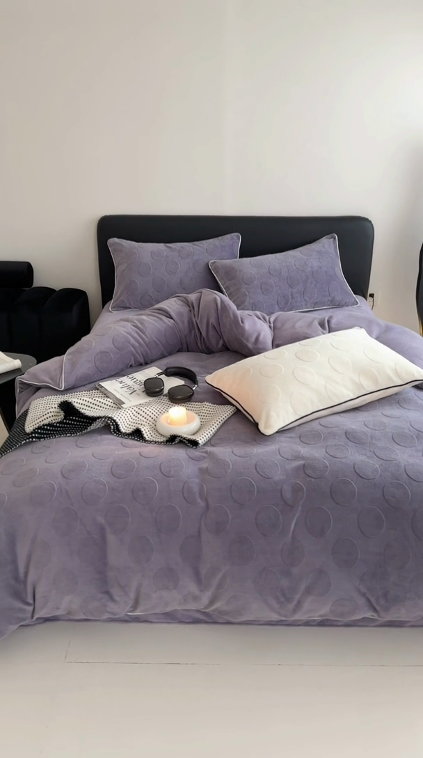 91家纺网 家纺一手货源 找家纺 潘朵拉家纺 2024新款雕花波点系列牛奶绒四件套 波尔卡-暗夜紫