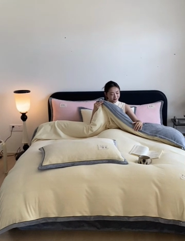 91家纺网 家纺一手货源 找家纺 澳梵家居 2024新款牛奶绒包边嵌绳款双拼四件套 嫩黄拼星际灰