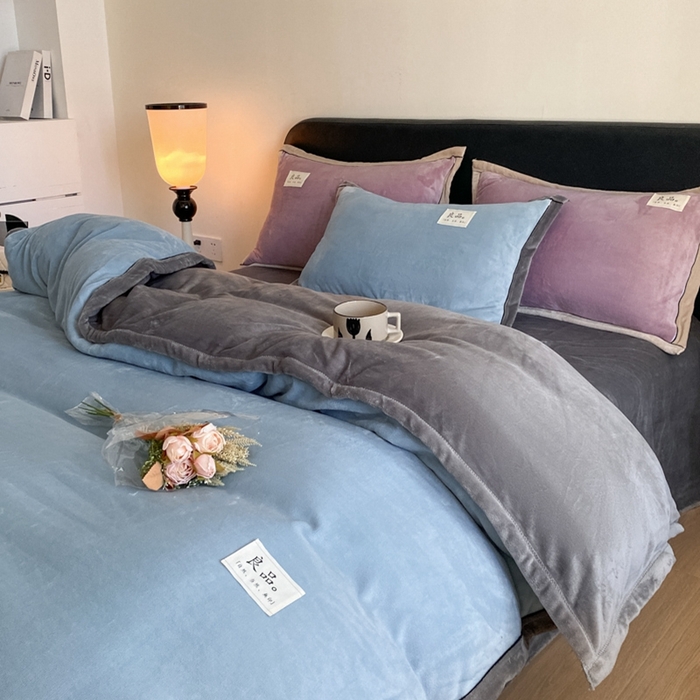 91家纺网 家纺一手货源 找家纺 澳梵家居 2024新款牛奶绒包边嵌绳款双拼四件套 柔情蓝拼星际灰