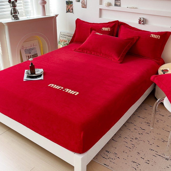 91家纺网 家纺一手货源 找家纺 言熙居 2024新款牛奶绒刺绣纯色360度全包床笠三件套 喵喵-红