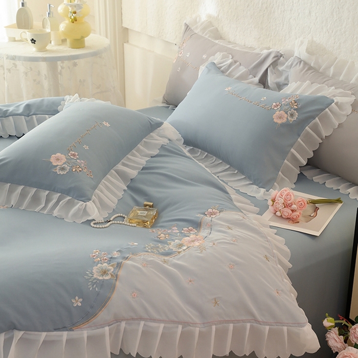 91家纺网 家纺一手货源 找家纺 艾米家居 2025新款秋冬加厚铂金磨毛刺绣花边四件套-花涧 花涧-雾霾蓝