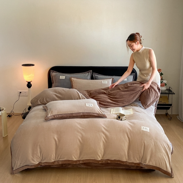 91家纺网 家纺一手货源 找家纺 澳梵家居 2024新款牛奶绒包边嵌绳款双拼四件套 杏仁配浅驼