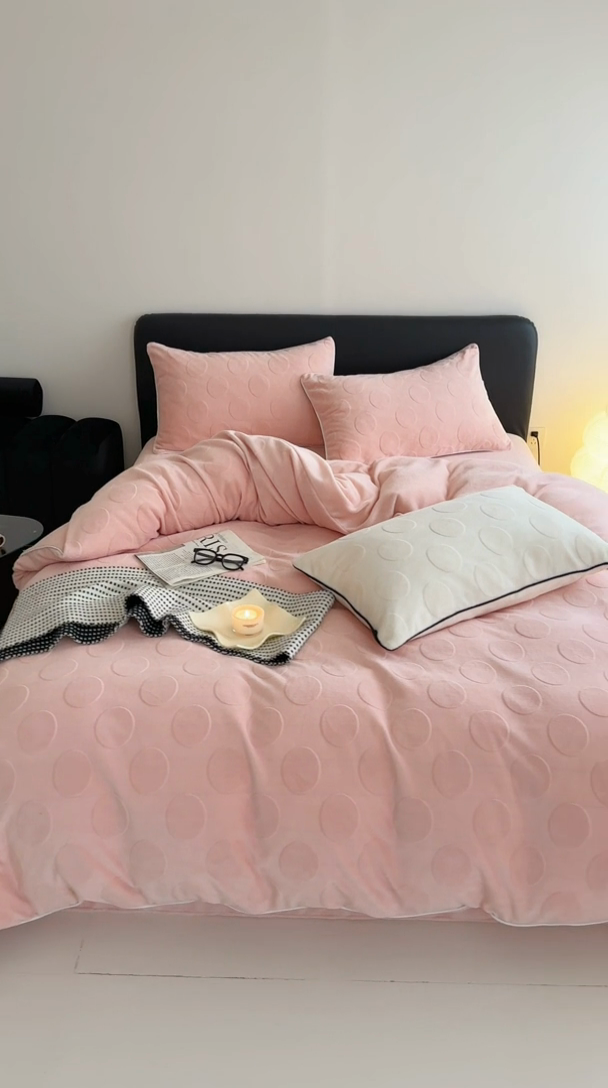 91家纺网 家纺一手货源 找家纺 潘朵拉家纺 2024新款雕花波点系列牛奶绒四件套 波尔卡-胭脂粉