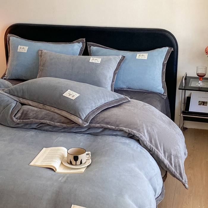 91家纺网 家纺一手货源 找家纺 澳梵家居 2024新款牛奶绒包边嵌绳款双拼四件套 星际灰拼古典灰