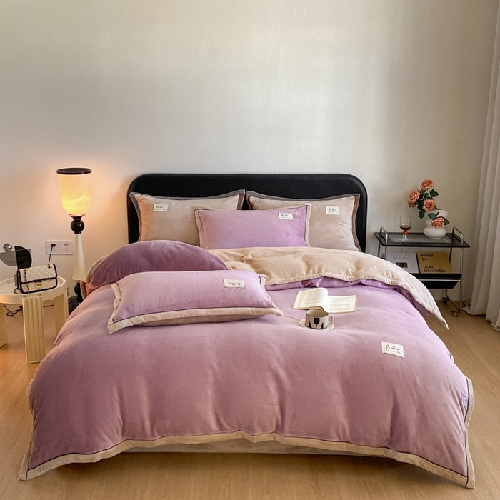 91家纺网 家纺一手货源 找家纺 澳梵家居 2024新款牛奶绒包边嵌绳款双拼四件套 芋泥紫拼米咖