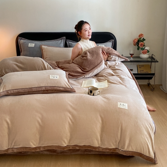 91家纺网 家纺一手货源 找家纺 澳梵家居 2024新款牛奶绒包边嵌绳款双拼四件套 杏仁配浅驼