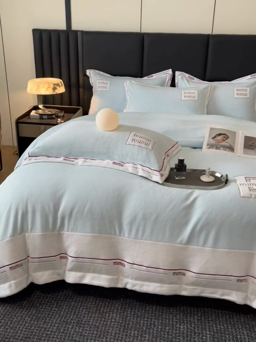 91家纺网 家纺一手货源 找家纺 苏木年华 2024新款无印良品风230克全消光牛奶绒大拼角压线刺绣四件套-塔莉 塔莉-轻蓝