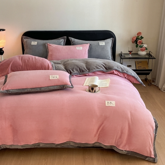 91家纺网 家纺一手货源 找家纺 澳梵家居 2024新款牛奶绒包边嵌绳款双拼四件套 豆沙粉拼星际灰