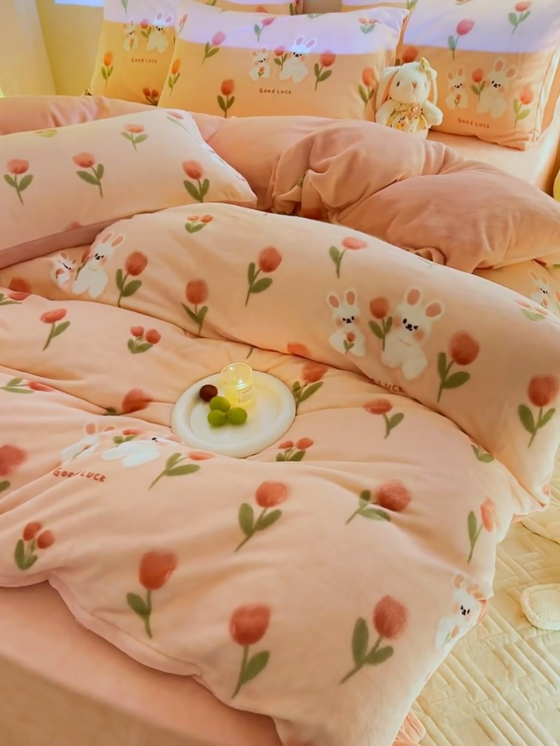 91家纺网 家纺一手货源 找家纺 2024新款抗静电加厚牛奶绒印花四件套 粉郁金香兔兔
