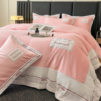 苏木年华 2024新款无印良品风230克全消光牛奶绒大拼角压线刺绣四件套-塔莉 塔莉-粉