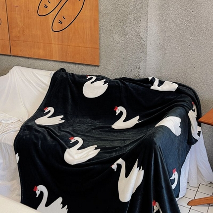 91家纺网 家纺一手货源 找家纺 2024新款亲肤舒适ins少女奶油治愈印花双面牛奶绒毯毛毯毯子 黑天鹅