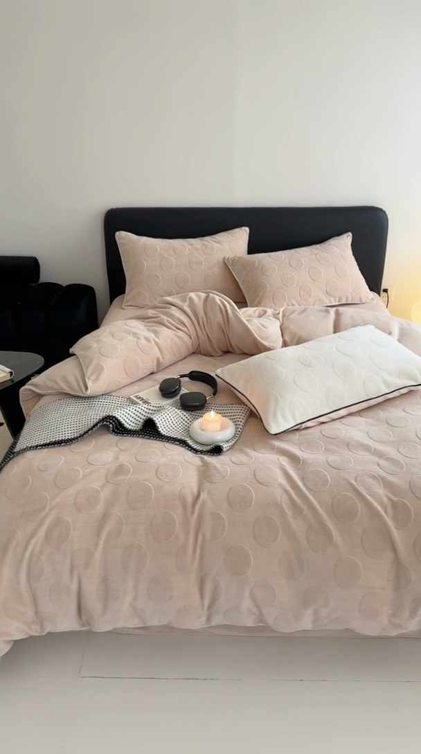 91家纺网 家纺一手货源 找家纺 潘朵拉家纺 2024新款雕花波点系列牛奶绒四件套 波尔卡-奶驼