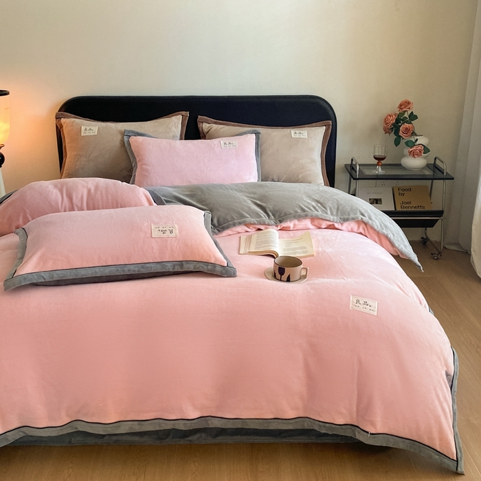 91家纺网 家纺一手货源 找家纺 澳梵家居 2024新款牛奶绒包边嵌绳款双拼四件套 水粉拼星际灰