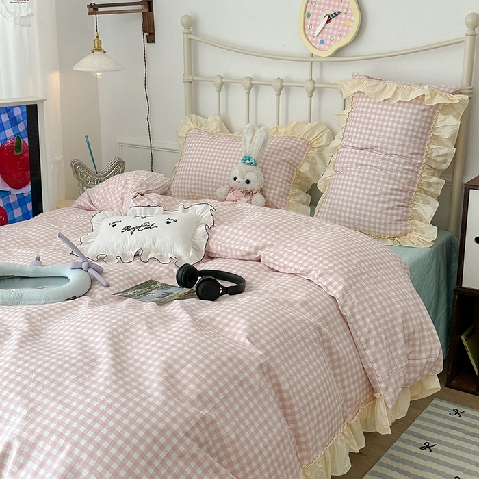 91家纺网 家纺一手货源 找家纺 2024新款花边奶油格子全棉混搭款四件套 酪酪粉桃格