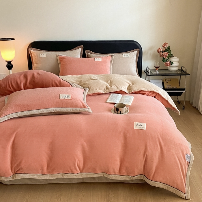 91家纺网 家纺一手货源 找家纺 澳梵家居 2024新款牛奶绒包边嵌绳款双拼四件套 橙色拼米咖