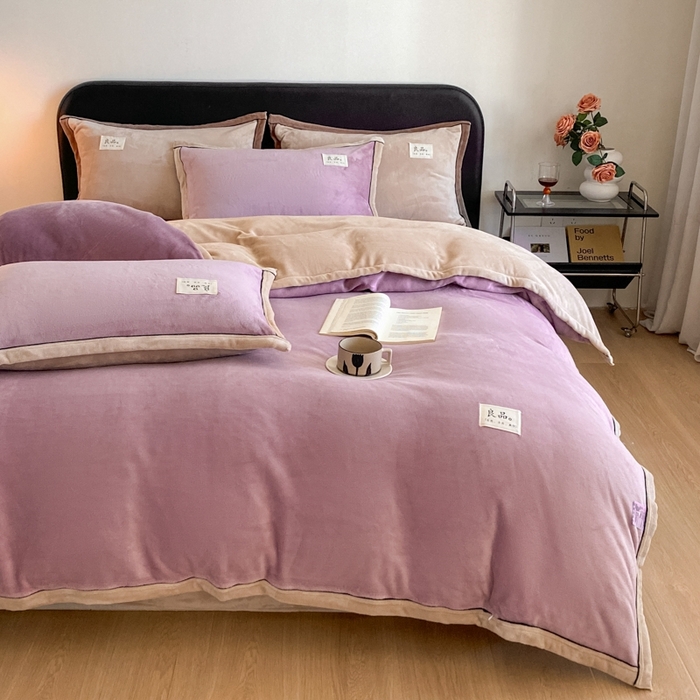 91家纺网 家纺一手货源 找家纺 澳梵家居 2024新款牛奶绒包边嵌绳款双拼四件套 芋泥紫拼米咖