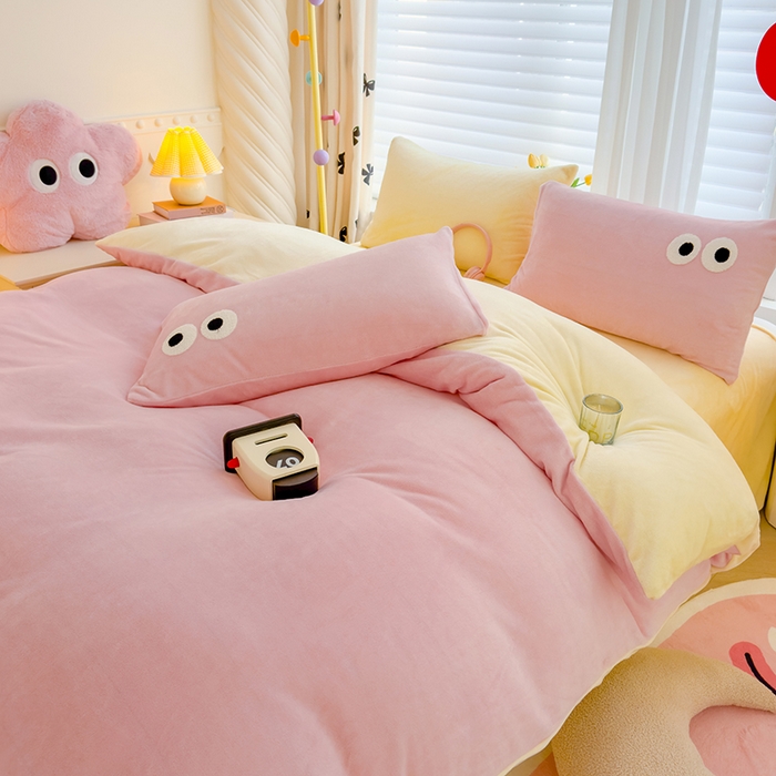 91家纺网 家纺一手货源 找家纺 2024新款牛奶绒毛巾绣四件套-超大大眼睛系列 大眼睛玉黄