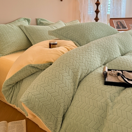 91家纺网 家纺一手货源 找家纺 全季家居 2024新款A类麦穗纹提花牛奶绒高克重加厚保暖四件套 果绿+米黄