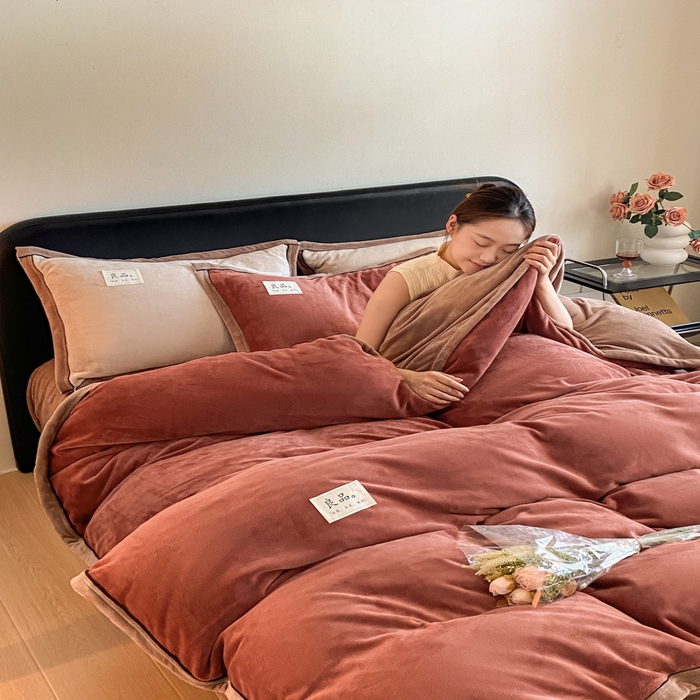 91家纺网 家纺一手货源 找家纺 （总）澳梵家居 2024新款牛奶绒包边嵌绳款双拼四件套