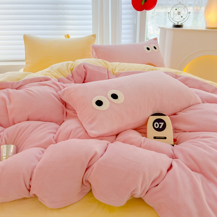 91家纺网 家纺一手货源 找家纺 2024新款牛奶绒毛巾绣四件套-超大大眼睛系列 大眼睛玉黄