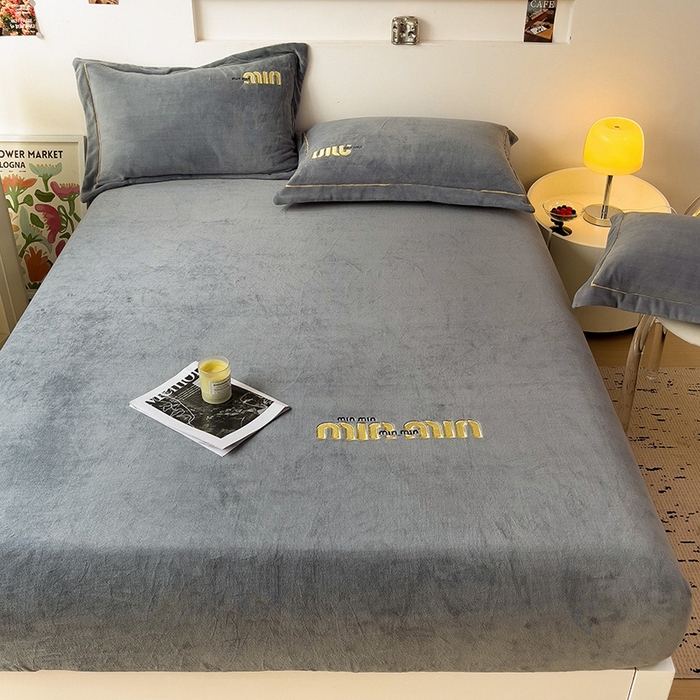 91家纺网 家纺一手货源 找家纺 言熙居 2024新款牛奶绒刺绣纯色360度全包床笠三件套 喵喵-灰