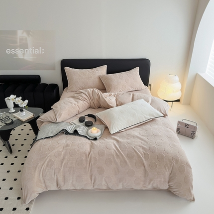 91家纺网 家纺一手货源 找家纺 潘朵拉家纺 2024新款雕花波点系列牛奶绒四件套 波尔卡-奶驼