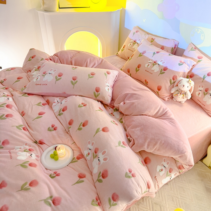 91家纺网 家纺一手货源 找家纺 2024新款抗静电加厚牛奶绒印花四件套 粉郁金香兔兔