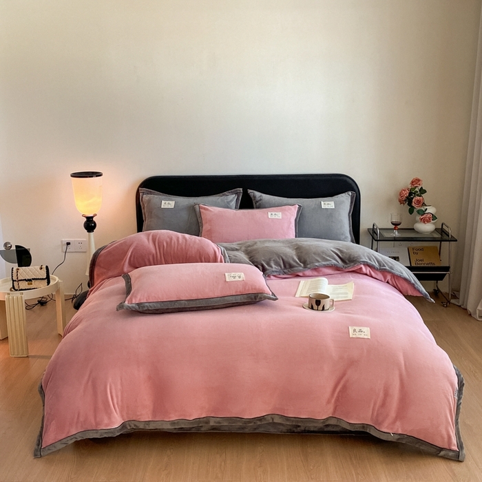 91家纺网 家纺一手货源 找家纺 澳梵家居 2024新款牛奶绒包边嵌绳款双拼四件套 豆沙粉拼星际灰