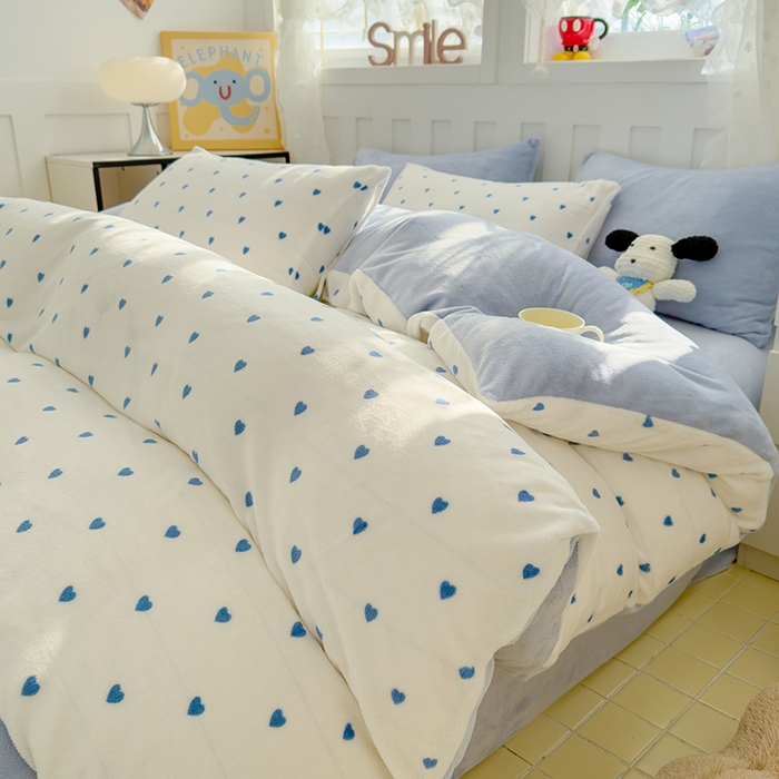 91家纺网 家纺一手货源 找家纺 2024新款高克重亲肤牛奶绒四件套-场景一 蓝爱心