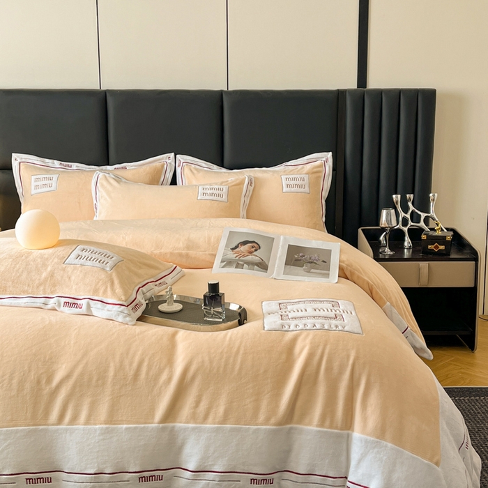 91家纺网 家纺一手货源 找家纺 苏木年华 2024新款无印良品风230克全消光牛奶绒大拼角压线刺绣四件套-塔莉 塔莉-黄