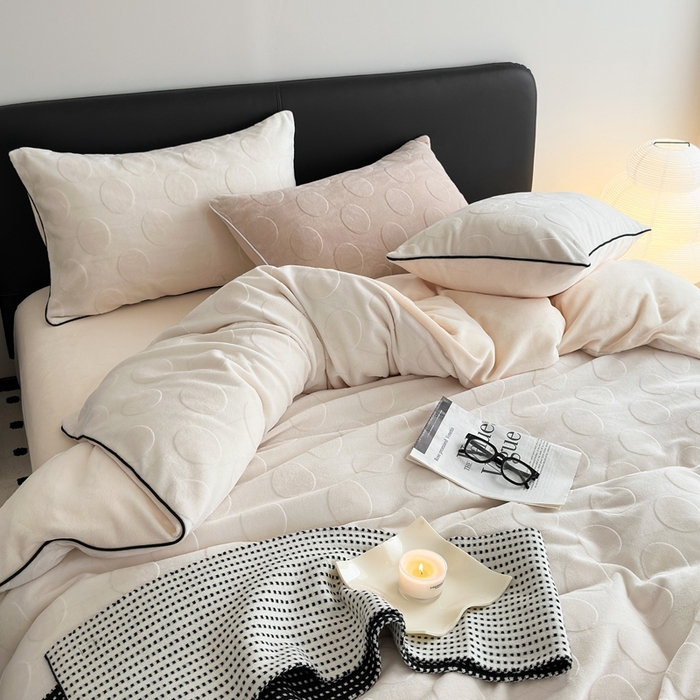 91家纺网 家纺一手货源 找家纺 潘朵拉家纺 2024新款雕花波点系列牛奶绒四件套 波尔卡-奶白