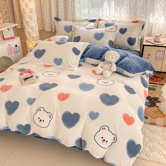 91家纺网 家纺一手货源 找家纺 全季家居 2024新款A类小清新印花牛奶绒高克重加厚保暖被套单件 爱心熊