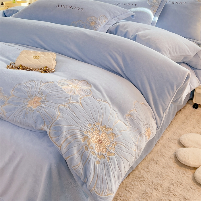 91家纺网 家纺一手货源 找家纺 绒棉世家 2025新款高端牛奶绒刺绣四件套-莫奈花园系列 莫奈花园-天蓝色