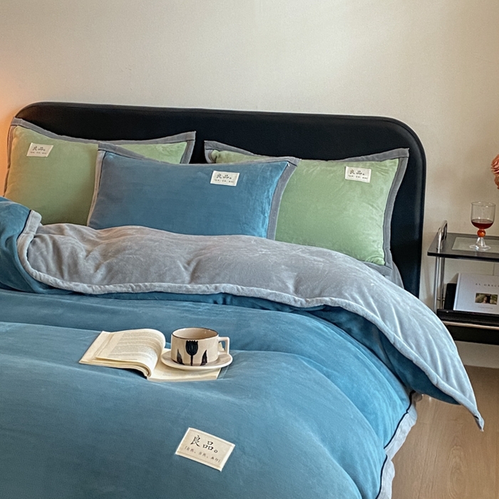 91家纺网 家纺一手货源 找家纺 澳梵家居 2024新款牛奶绒包边嵌绳款双拼四件套 复古蓝拼星际灰