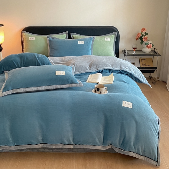 91家纺网 家纺一手货源 找家纺 澳梵家居 2024新款牛奶绒包边嵌绳款双拼四件套 复古蓝拼星际灰