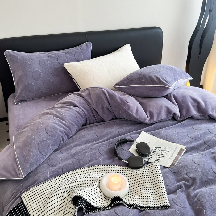 91家纺网 家纺一手货源 找家纺 潘朵拉家纺 2024新款雕花波点系列牛奶绒四件套 波尔卡-暗夜紫