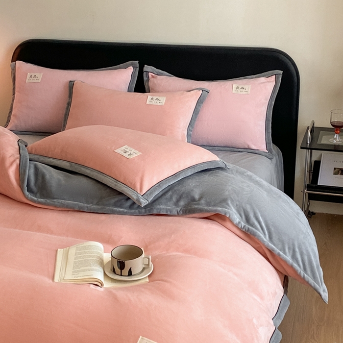 91家纺网 家纺一手货源 找家纺 澳梵家居 2024新款牛奶绒包边嵌绳款双拼四件套 粉玉拼星际灰