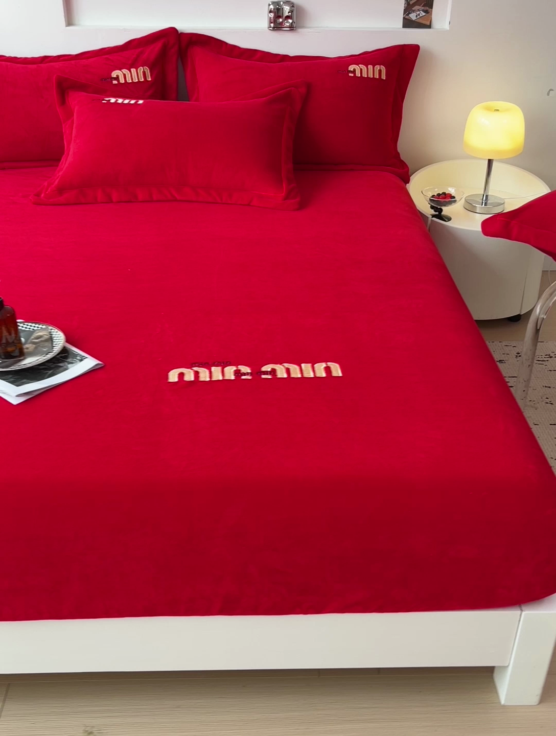 91家纺网 家纺一手货源 找家纺 言熙居 2024新款牛奶绒刺绣纯色360度全包床笠三件套 喵喵-红