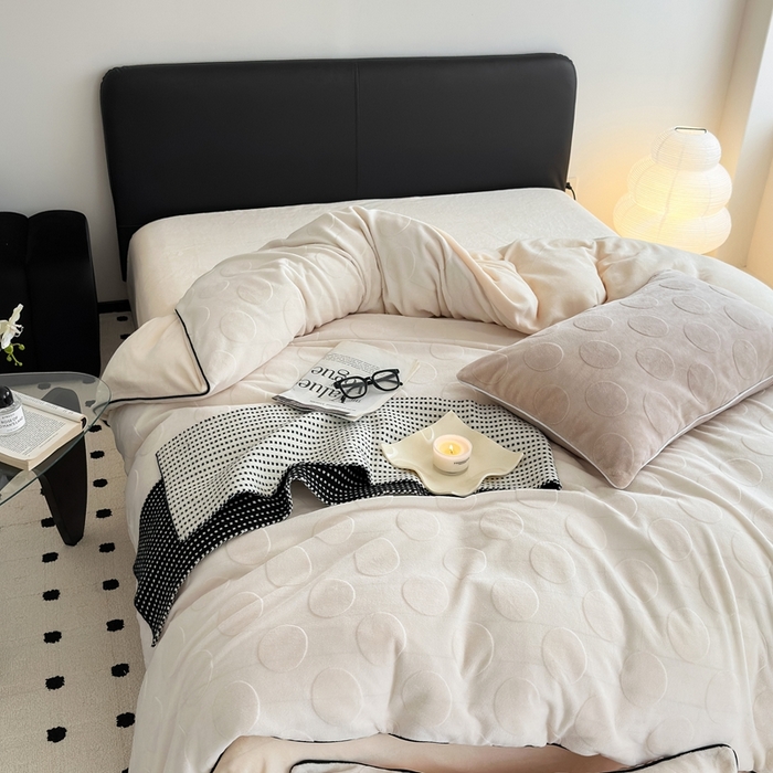 91家纺网 家纺一手货源 找家纺 潘朵拉家纺 2024新款雕花波点系列牛奶绒四件套 波尔卡-奶白