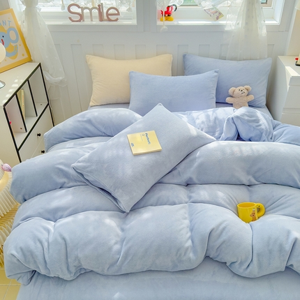 91家纺网 家纺一手货源 找家纺 2024新款高克重亲肤牛奶绒四件套-场景一 雾霾蓝