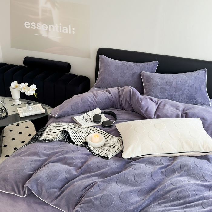 91家纺网 家纺一手货源 找家纺 潘朵拉家纺 2024新款雕花波点系列牛奶绒四件套 波尔卡-暗夜紫