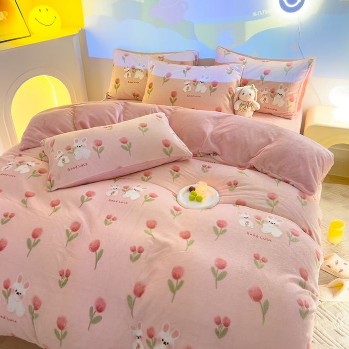 91家纺网 家纺一手货源 找家纺 2024新款抗静电加厚牛奶绒印花四件套 粉郁金香兔兔