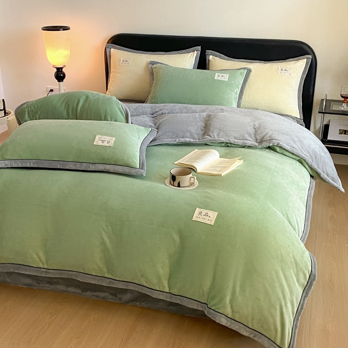 91家纺网 家纺一手货源 找家纺 澳梵家居 2024新款牛奶绒包边嵌绳款双拼四件套 清新绿配星际灰