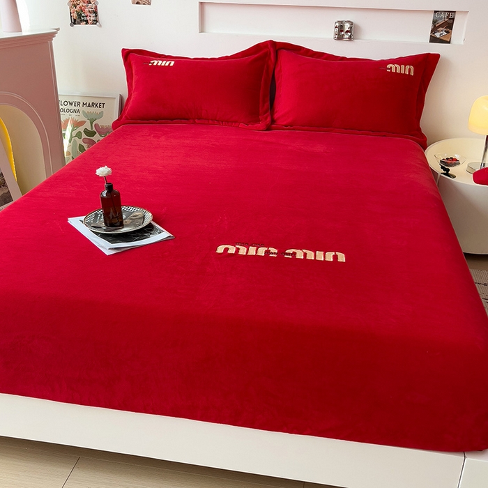 91家纺网 家纺一手货源 找家纺 言熙居 2024新款牛奶绒刺绣纯色360度全包床笠三件套 喵喵-红